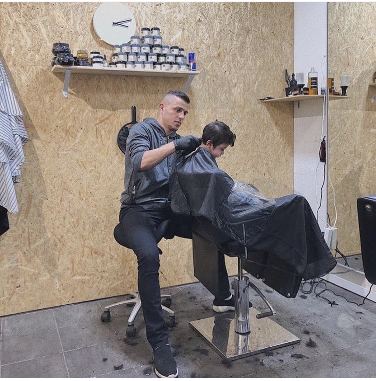 Issa fra Friscohaar klipper en ung kunde i studiet